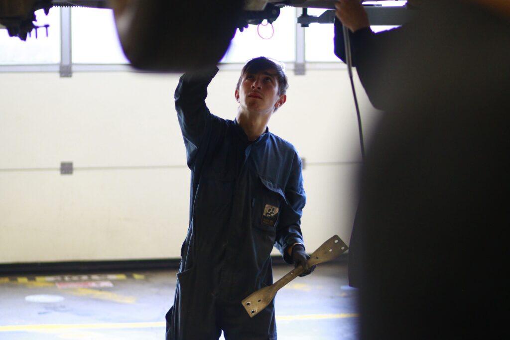 jeune en atelier